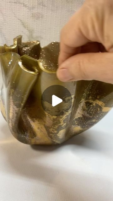 Resin Vase Ideas, Epoxy Resin Vase Diy, Epoxy Resin Vases, Resin Jars With Lids, Free Form Geode Resin, Vase Tutorial, Resin Geode, Geode Art, Glitter Art