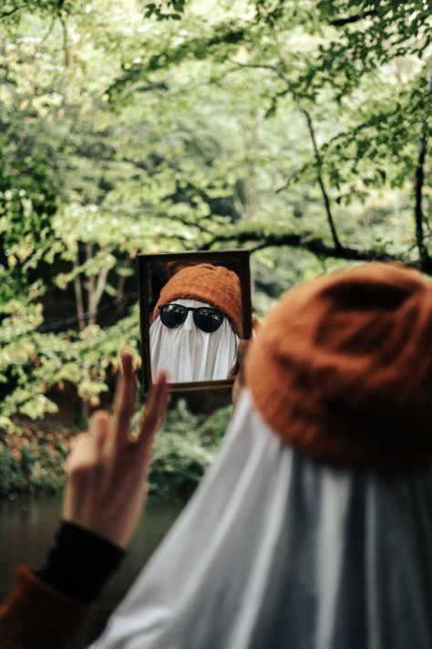 Photo by Ahmed ��ツ: Halloween Sheet Ghost Pictures, Ghost Sunglasses Photoshoot, Ghost Photoshoot Ideas Funny, Ghost Photo Shoot Trend, Fotos Halloween Aesthetic, Ghost Photoshoot Friends, Halloween Photo Shoot Ideas, Halloween Ghost Photoshoot, Cold Photoshoot