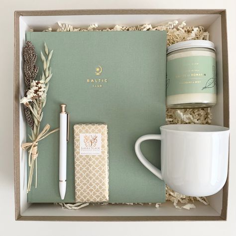 Quiet Reflection Gift Box Elegant Gifts For Women, Stationery Gift Box Ideas, Gift Box Business Ideas, Creative Gift Box Ideas, New Year Gift Box Ideas, 30 Year Old Women, Kit Gift Ideas, Gift Box Business, Box Cadeau