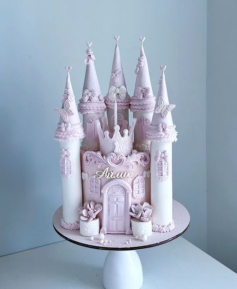 Castle Cakes, Castle Birthday Cakes, Carriage Cake, Cake Designs For Girl, Prince Cake, Princess Castle Cake, Carousel Cake, Princess Theme Birthday, Italian Cream Cakes