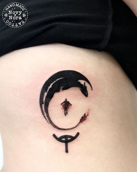 Hiccup And Toothless Tattoo, Toothless Symbol, Small Toothless Dragon Tattoo, Hiccup Tattoo, Httyd Symbol, Small Dragon Tattoo Designs, Tattoo Toothless, Dreamworks Tattoo, How To Train Your Dragon Tattoo