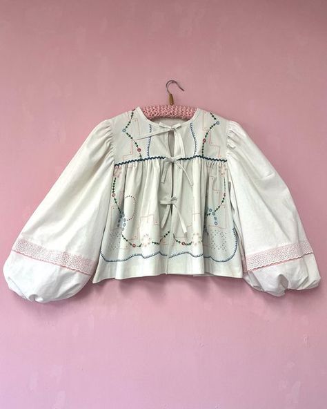 Table Cloth Upcycle, Tablecloth Blouse, Tablecloth Upcycle, Sell Ideas, Embroidery Workshop, Embroidery Book, Embroidery Gifts, Lace Tablecloth, Vintage Inspiration