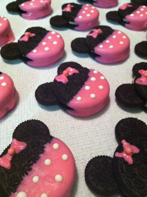 Minnie Mouse Birthday Party Ideas | Photo 23 of 38 | Catch My Party Gökkuşaği Pasta, Γενέθλια Mickey Mouse, Kotak Bento, Minnie Mouse Birthday Party Ideas, Disney Desserts, Minnie Mouse Baby Shower, Minnie Birthday Party, Minnie Mouse Theme, Minnie Party