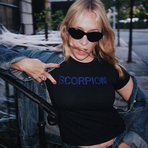 Chloe Sevigny 90s, Chloe Sevigny Style, Chloë Sevigny, Chloe Sevigny, Mode Inspiration, New Yorker, Scorpion, Fashion Inspo Outfits, Rocker