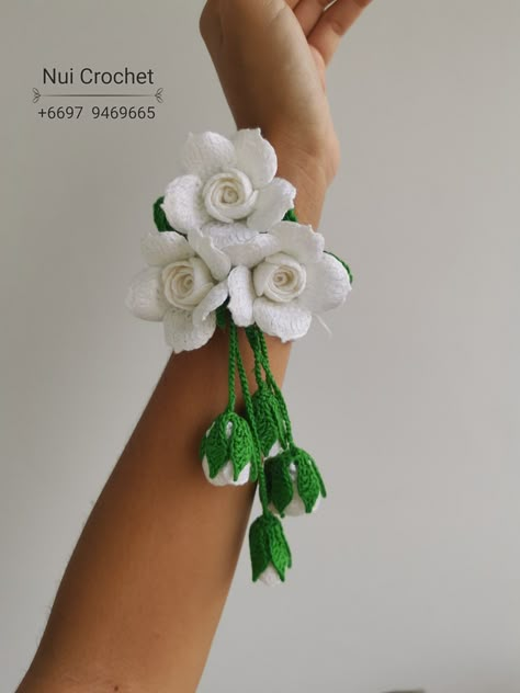 Crochet Flower Corsage, Crochet Corsage, Wedding Crochet Patterns, Crochet Furniture, Prom Corsage And Boutonniere, Wedding Crochet, Crochet Roses, Bridesmaid Corsage, Applique Flowers