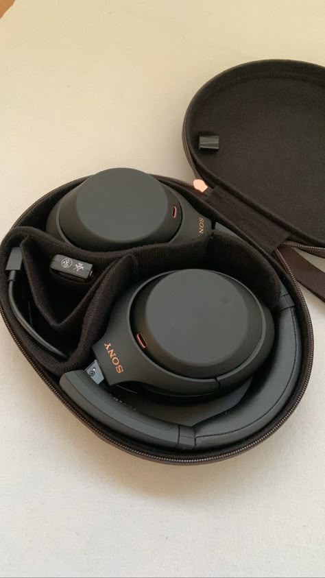 Sony Headphones Aesthetic Black, Xm4 Sony, Gadget Aesthetic, Headphone Decoration, Gear Room, Cute Stationary School Supplies, Tech Aesthetic, Cute Headphones, Sony Headphones