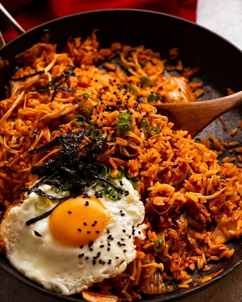 Kimchi Fried Rice in a skillet, freshly cooked Quick Kimchi, Crispy Seaweed, Food Korean, Tin Recipes, Chinese Bbq Pork, Korean Side Dishes, Kimchi Fried Rice, Pork Stir Fry, Fast Foods