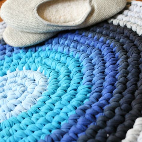 Braided Rug Diy, Tshirt Yarn, Tshirt Rug, Crochet Rug Patterns, Crochet T Shirts, Scrap Fabric, Diy Carpet, Diy Rug, Upcycled Crafts