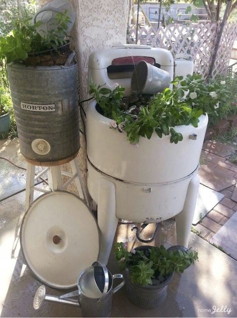 How to turn a vintage wringer washer into a garden fountain and planter...fun and easy! via HomeJelly Old Wringer Washer Ideas, Vintage Garden Ideas, Antique Washing Machine, Earthen Vessels, Fountain Planter, Vintage Washing Machine, Wringer Washer, Repurposed Projects, Junk Garden