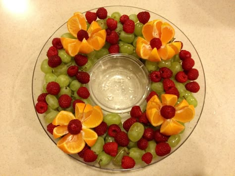 Christmas fruit platter - love the fresh fruit idea - making this for Christmas for sure!! Vegetable Tray Ideas, Fun Holiday Food, Fruit Appetizers, Fruit Platter Designs, Appetizers For Kids, Fun Fruit, Decorações Com Comidas, Fingerfood Party, Vegetable Tray