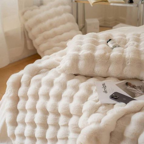 @glowingmindset (glowing mindset) - bedroom ˚୨୧⋆｡˚⋆ - Benable Fuzzy Blankets And Pillows, Cozy Bed Blankets, Big Soft Blanket, Coquette Blankets, White Blanket Aesthetic, Warm White Aesthetic, Cute Blankets Aesthetic, Big Fluffy Blankets, White Fluffy Blanket