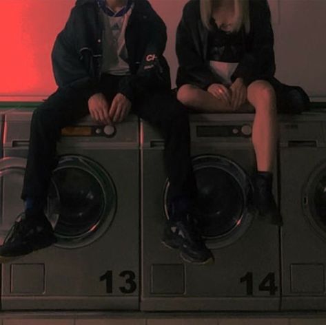 🕯⚞ ◜†◝ ⚟ ❞ Grunge Couple, Foto Top, Image Swag, Shotting Photo, Grunge Photography, Teenage Dream, Aesthetic Grunge, Coming Of Age, Two People