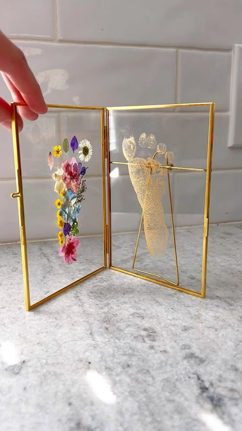 Easy pressed flowers in a picture frame. Perfect mothers day craft to do! Diy Art For Grandparents, Arty Gifts Ideas, Grandma Picture Frame Diy, Crafts For Flowers, Mothers Day Gift Diy Ideas, Mothers Day Craft Baby, How To Do Pressed Flower Art, Homemade Gifts For Grandma From Baby, Mom Crafts Diy