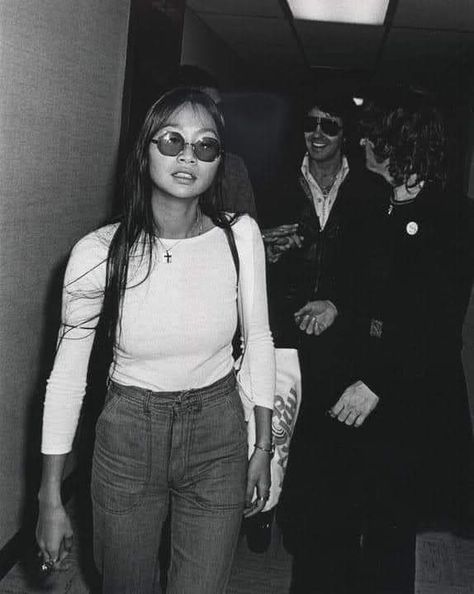 May Pang And John Lennon, John Lennon Aesthetic, John Lennon Fashion, May Pang, Hippie Style Outfits, 70s Outfits Ideas, Beatles John Lennon, John Lennon Yoko Ono, Beatles Girl