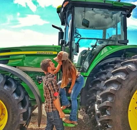 Engagement Photos Outfits Summer Casual Country, Farm Relationship Goals, Farm Couple Pictures, Casal Agro, Farmer Couple, Country Couple Pictures, Country Relationship Goals, Country Engagement Pictures, Hoco Pics