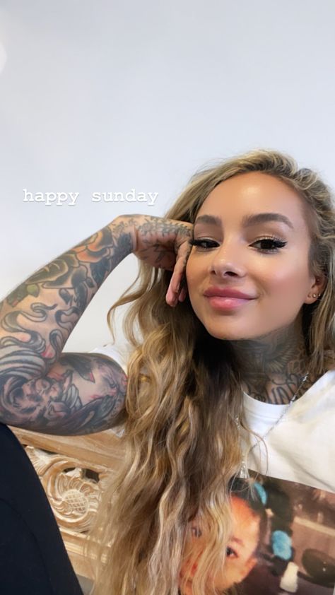 Girls With Tattoos Style Outfit, Baddies With Tattoos, Tattoo Placement Hip, Cleo Wattenstrom, Tatted Girl, Women Tattoo Placement, Tattoo Artist Aesthetic, Tattoo Girl Wallpaper, Blonde Tattoo