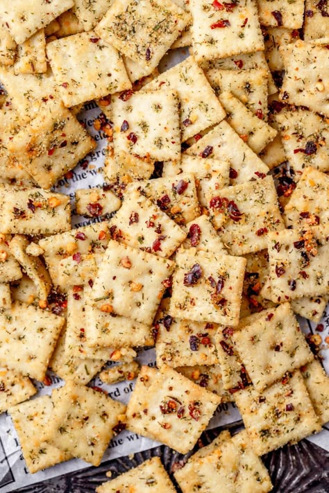 These southern fire crackers are just mini saltine crackers seasoned with olive oil, ranch seasoning, and red pepper flakes for a fun, easy party snack. They're also perfect for movie night or served with your favorite soup or chili. Fire crackers have a bold, zesty, slightly spicy flavor that's seriously addictive! Spicy Saltine Crackers, Spicy Saltines, Crackers Seasoned, Seasoned Saltine Crackers, Firecracker Crackers, Fire Crackers Recipe, Saltine Cracker Recipes, Southern Fried Okra, Ranch Crackers