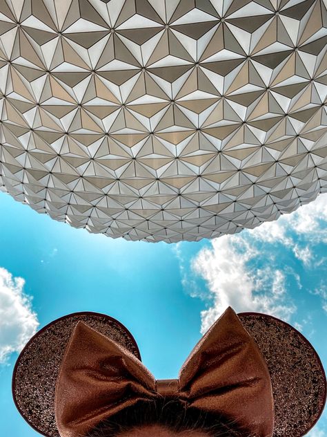 Epcot Picture Ideas Instagram, Photo Ideas For Disney World, Wdw Photo Ideas, Disney Epcot Photo Ideas, Brown Disney Outfit, Epcot Instagram Pictures, Cute Disney Picture Ideas, Disney Photo Ideas Instagram, Disney Pics Ideas