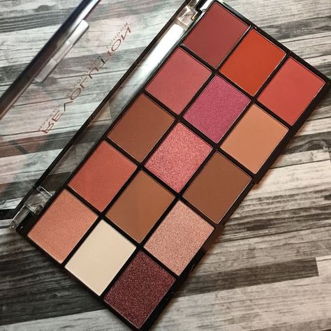 Makeup Revolution Palette, Natural Makeup Tips, Best Natural Makeup, Makeup Guide, Makeup For Teens, Makeup Swatches, Matte Lip, Gorgeous Makeup, Makeup Makeup