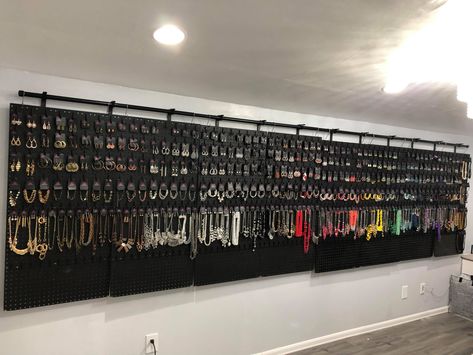 Jewelry Room Ideas, Jewelry Pegboard, Diy Jewellery Display, Diy Jewellery Display Stand, Bling Room, Get Ready Room, Diy Peg Board, Bling Business, Paparazzi Display