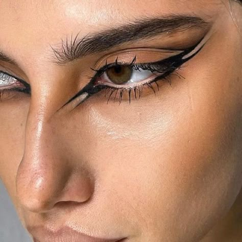 Mekap Mata, Make Up Inspiration, Graphic Eyeliner, Smink Inspiration, Edgy Makeup, Creative Makeup Looks, Eyeliner Looks, Eye Makeup Art, Editorial Makeup