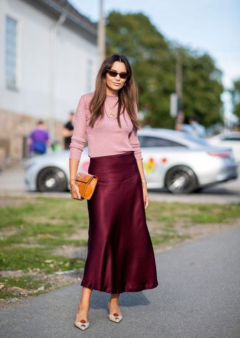 Style by Three: INSPIRATION - SILKY SKIRTS Burgundy Skirt Outfit, Oslo Fashion, Long Silk Nightgown, Burgundy Midi Skirt, Work Outfits Frauen, Soft Feminine Outfits, Satin Skirt Outfit, Burgundy Skirt, Long Skirt Outfits