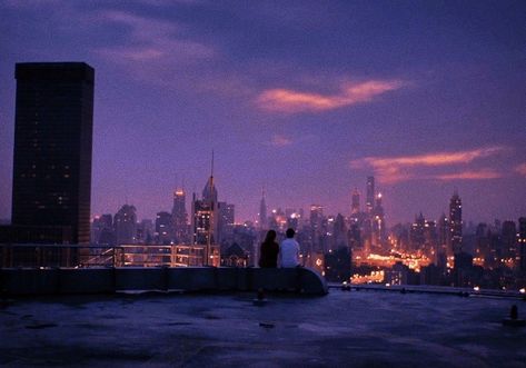 Roof Top View City Night, Nyc Romance Aesthetic, Rooftop Stargazing, Romantic Night Aesthetic, City Rooftop, City Couple Aesthetic, Dream Aesthetic, Arte Inspo, Cinematic Photography