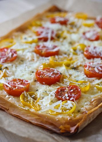 Phyllo Dough Pizza, Phyllo Pizza, Philo Dough, Pizza Vegetarian, Perfect Pizza Crust, Puff Pastry Recipes Dessert, Phyllo Dough Recipes, Phyllo Recipes, Pastries Recipes Dessert