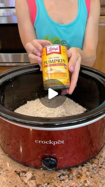 Crockpot Pumpkin Cobbler Recipes, Crockpot Pumpkin Recipes, Pumpkin Crockpot Dessert, Pumpkin Crockpot Recipes, Crockpot Pumpkin Dessert, Halloween Crockpot Recipes, Halloween Crockpot, Cake With Raisins, Crockpot Cake