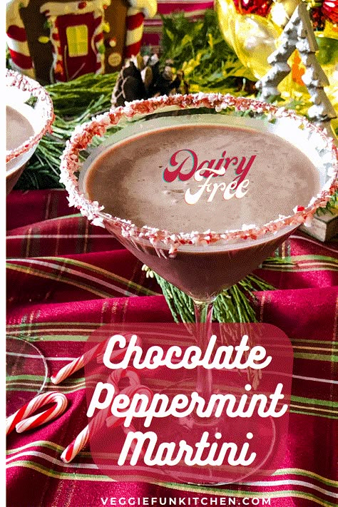 Drinks With Peppermint Vodka, Peppermint Schnapps Drinks, Peppermint Chocolate Martini Recipe, Chocolate Alcoholic Drinks, Chocolate Peppermint Martini, Peppermint Martini Recipe, Holiday Dessert Drinks, Martini Flavors, Peppermint Cocktail