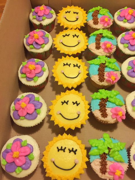 End Of Summer Cupcake Ideas, Cupcakes Decoration Theme, Pool Birthday Cupcakes, Summer Fun Cupcakes, Pineapple Decorated Cupcakes, Easy Summer Cupcakes Ideas, Summertime Cupcake Ideas, Pool Themed Cupcakes, Summer Time Cupcakes