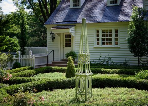 In Bloom: Tour Kate Morrison's Storied Concord Garden - Garden & Grace Classic Colonial Homes, Planters Garden, Custom Planters, Boxwood Topiary, Styling A Buffet, Formal Gardens, Colonial Williamsburg, Garden Accents, Window Boxes