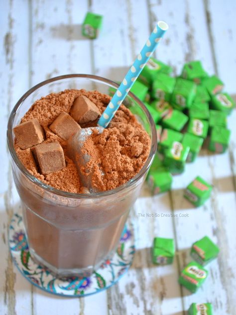 Milo Dinosaur is simply a cold Milo drink topped with Milo powder. This drink is one of the best drinks you'll ever enjoy - it's addicting. Milo Ais Aesthetic, Es Milo Aesthetic, Milo Drink Aesthetic, Malay Breakfast, Milo Dinosaur, Milo Core, Milo Drink, Milo Recipe, Delphinium Plant