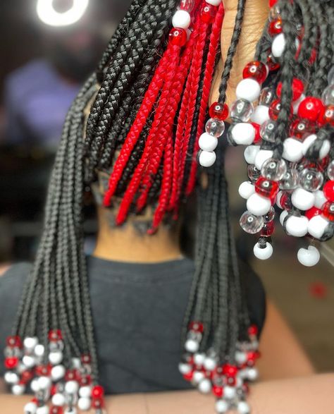 Braids With Beads Red Hair, Red Peak A Boo Hair Braids, Braids With Beads Hairstyles Black Women, Knotless Braids Hairstyles With Color And Beads, Red And Black Box Braids With Beads, Red And Black Knotless Braids With Beads, Braided Hairstyles Red And Black, Peek A Boo Box Braids With Beads Short, Peekaboo Jumbo Knotless Braids