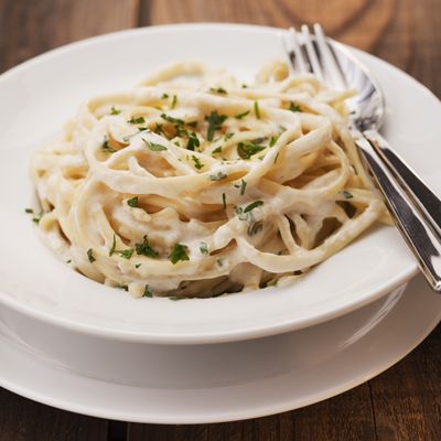 Fetuchini Alfredo | Recetas de Nestlé | ElMejorNido.com Olive Garden Fettuccine Alfredo, Olive Garden Fettuccine, Olive Garden Alfredo, Resep Pasta, Diner Recept, Alfredo Sauce Recipe, Alfredo Recipe, Fettuccine Alfredo, Cooking Classy