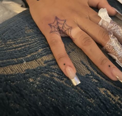 Cute Y2k Tattoo, Art Hand Tattoos, Dejavu Tattoo, Y2k Tattoo Ideas, Chicanas Tattoo, Pretty Hand Tattoos, Hand Tats, Tattoos For Black Skin, Red Ink Tattoos