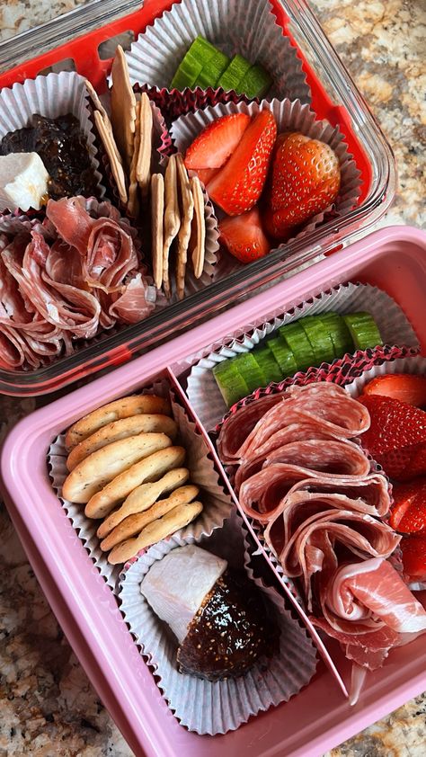 aka adult lunchables night shift nurse approved ✔️ so easy to make yuhhhh! Snacks For Night Shift Nurses, Snacks For Nurses, Work Snacks, Adult Lunchables, Mini Charcuterie, Fit Girls Guide, Night Shift Nurse, Girl Guide, Homecooked Meals