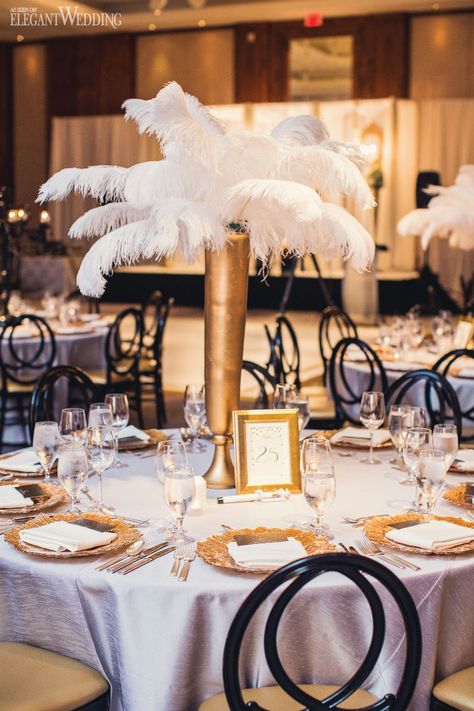 Great Gatsby Indian Wedding, Great Gatsby Table Setting, Gatsby Cakes, Feather Centerpiece Wedding, Vintage Wedding Cake Table, Vintage Wedding Centerpieces, 40 Birthday, Wedding Centrepieces, Candle Wedding Centerpieces