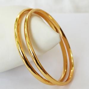 Simple Gold Bangle, Plain Gold Bangles, Solid Gold Bangle, Bangle Design, Gold Bangles For Women, Gold Earrings Models, Gold Bangle Set, Gold Bridal Jewellery, Gold Jewelry Simple Necklace