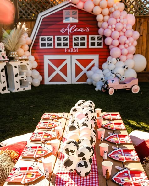 Barnyard Party Table Decor, Farm Picnic Party, Farm Party Table, Farm Theme Table Decorations, Farm Table Setting, Farm Birthday Table Decor, Farm 1st Birthday Party, Farm Party Kids, Birthday Candy Table