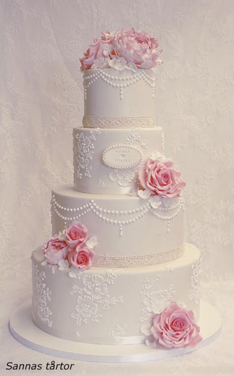 Lace and pearl wedding cake. - Cake by Sannas tårtor Pearl Wedding Cake, Vintage Pasta, Wedding Cake Pearls, Wedding Cakes Elegant, Filler Flowers, Wedding Cake Tops, Brides Dress, Lace Wedding Cake, Roses Peonies