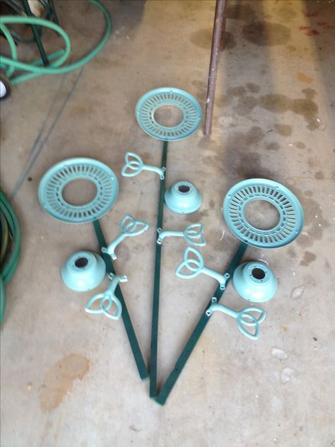 Flowers Made from old ceiling fan parts. Yard Art From Junk Repurposing, Ceiling Fan Blade Crafts, Yard Art From Junk, Fan Blade Crafts, Ceiling Fan Crafts, Ceiling Fan Art, Fan Blade Art, Dragonfly Yard Art, Ceiling Fan Ideas