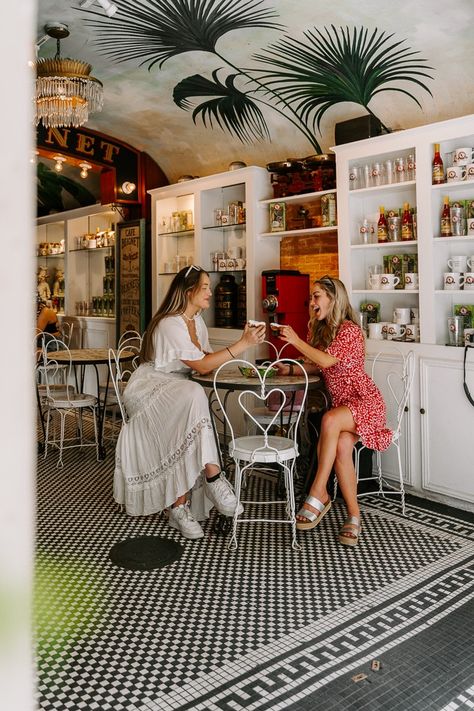 Two girls in New Orleans cheersing beignets at a local cafe New Orleans Clothing Style, New Orleans Film Photography, New Orleans Photos, New Orleans Photo Ideas, New Orleans Photoshoot Ideas, New Orleans Instagram Pictures, New Orleans Pictures Ideas, New Orleans Outfit Spring, New Orleans Aesthetic Outfit