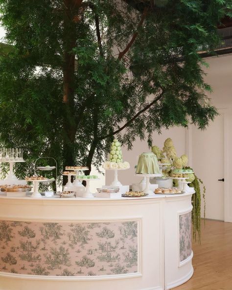 DESSERT BAR DREAMS🌿 Our client’s only request was to accentuate the tree in the middle of the space- so naturally, we custom wrapped this rounded bar and made it the centerpiece of the event🤍🌿 We always play off of the original elements at each venue, and this gorgeous tree at @towneandoak deserved its own moment. Levels of dessert platters danced around the bar and was the perfect showcase of sweets & treats 🍰🧁🍦🍭 📸 by us Event Planning + Design: @byvinievents Venue: @towneandoak Floris... Round Wedding Bar, Round Bar Wedding, Round Dessert Table, Dessert Platters, Circle Bar, Dessert Bar Wedding, Dessert Platter, Bar Wedding, Custom Wraps