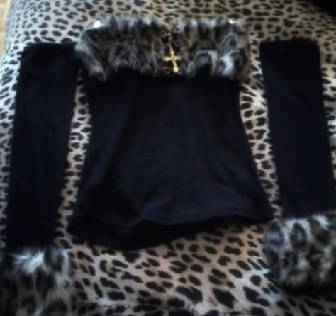 Cool Tube Tops, Fur Top Outfit, D.i.a Gyaru, Y2k Tube Top, Fur Outfit, Mcbling Fashion, Fur Top, Gyaru Fashion, Liz Lisa