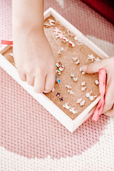 An easy tutorial for making a DIY earring holder to display all your stud earrings. This tutorial is inexpensive and uses a dollar store product to create a pretty jewelry box. Make one for yourself and a child or friend. You can get creative and decorate these earring holder boxes any way you like. #DIYEarringHolder #earringholder #easy #studearrings #diy #dollarStore #display Peg Board Earring Holder, Stud Earring Organization, Stud Earring Storage Diy, Dollar Store Earring Holder, Earring Organization Diy, How To Make An Earring Holder, Dollar Store Jewelry Organizer, Diy Earing Storage, Jewelry Organizer Diy Earrings