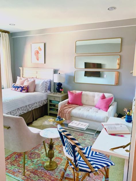 380-Square-Foot Washington D.C. Condo Tour Photos | Apartment Therapy Preppy Apartment, Pretty Preppy, Airbnb Ideas, Dream Dorm, College House, Bathtub Decor, College Decor, Small Space Storage, Preppy Room