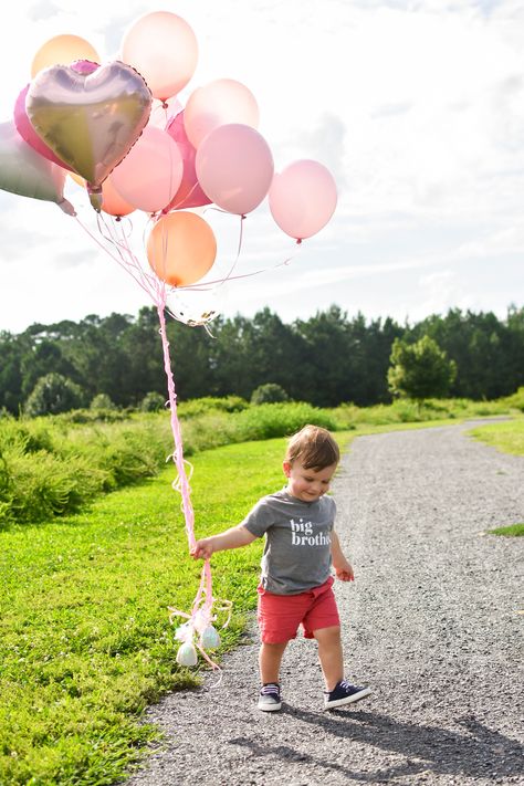 Big Sibling Gender Reveal Ideas, Picture Gender Reveal Ideas, Balloon Gender Reveal Pictures, Gender Announcement With Sibling, Sibling Gender Announcement, Gender Reveal Photos With Sibling, Gender Announcement Pictures With Siblings, Gender Reveal Announcement Sibling, Sibling Gender Reveal Pictures