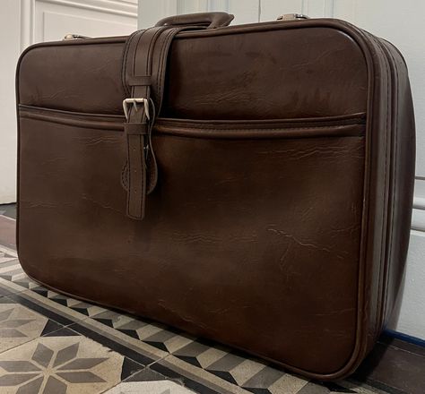 Valise vintage Marron Cuir Années 70 Avec sa Clé  Très chic Suitcase Aesthetic, 70s Aesthetic, Chestnut Leather, Vintage Suitcase, Suitcase Traveling, Nov 6, Suitcases, Vintage Brown, Travel Luggage