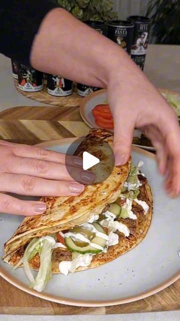 Burger Wraps Tortilla, Wrap Burger, Cheeseburger Tacos, Burger Wraps, Burger Wrap, Sandwich Hacks, Tortilla Recipes, Burrito Wrap, Dinner Beef